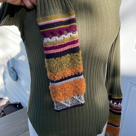Wow! FREE PEOPLE pullover sweater with stunning colorful cuffs - Picture 3 of 5